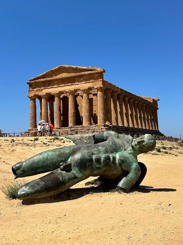 Escultura del Ícaro caído ante el Templo de la Concordia en Agrigento, Sicilia