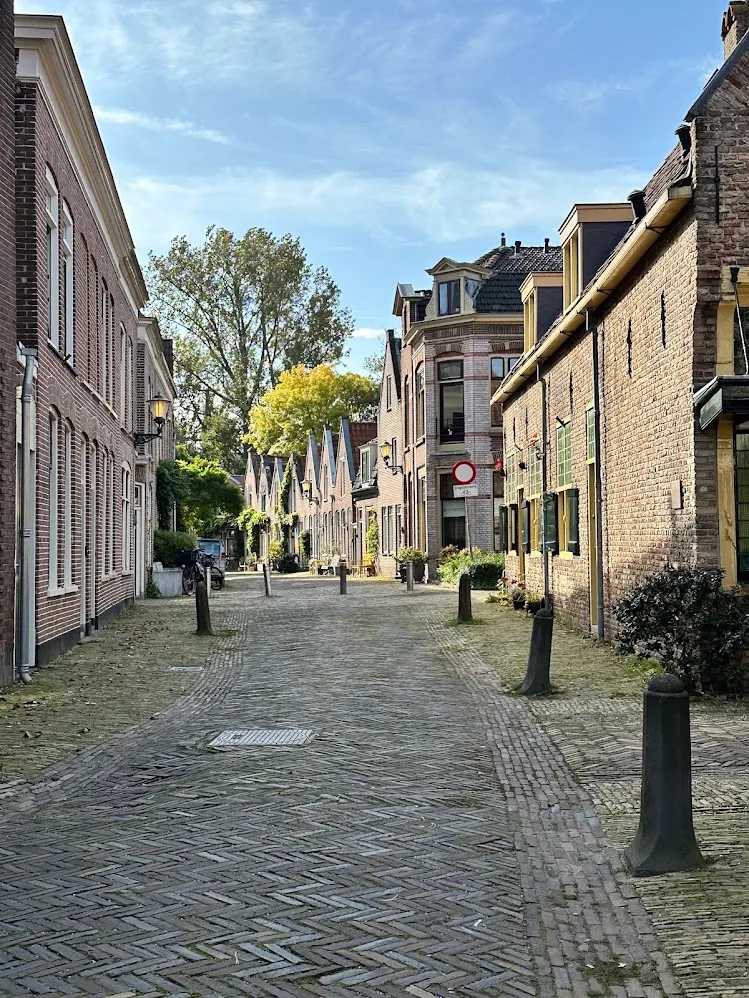 Una tranquila calle residencial empedrada en Alkmaar