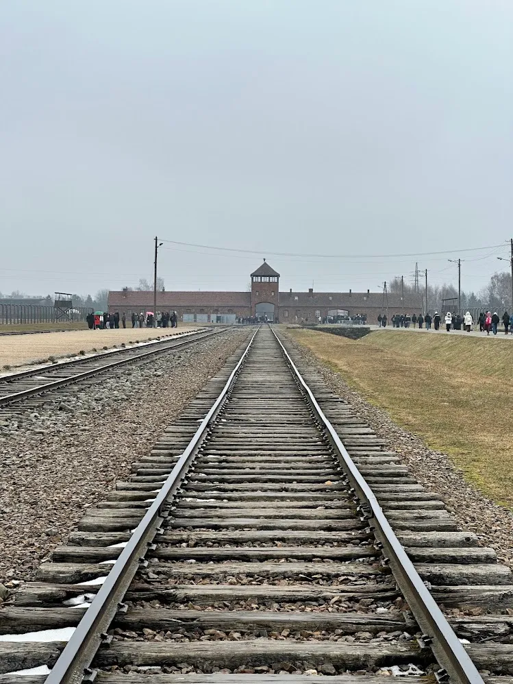 Vías ferroviarias que conducen hacia la entrada de Auschwitz-Birkenau