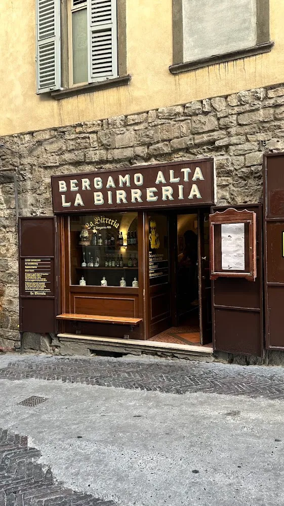 La fachada de madera de La Birreria en Bérgamo Alta