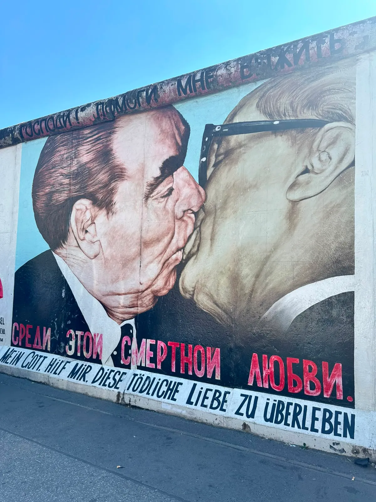 El mural del Beso Fraternal pintado sobre el Muro de Berlín