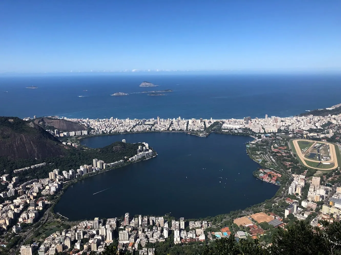 Vista aérea de la Lagoa Rodrigo de Freitas con Río y el Atlántico al fondo