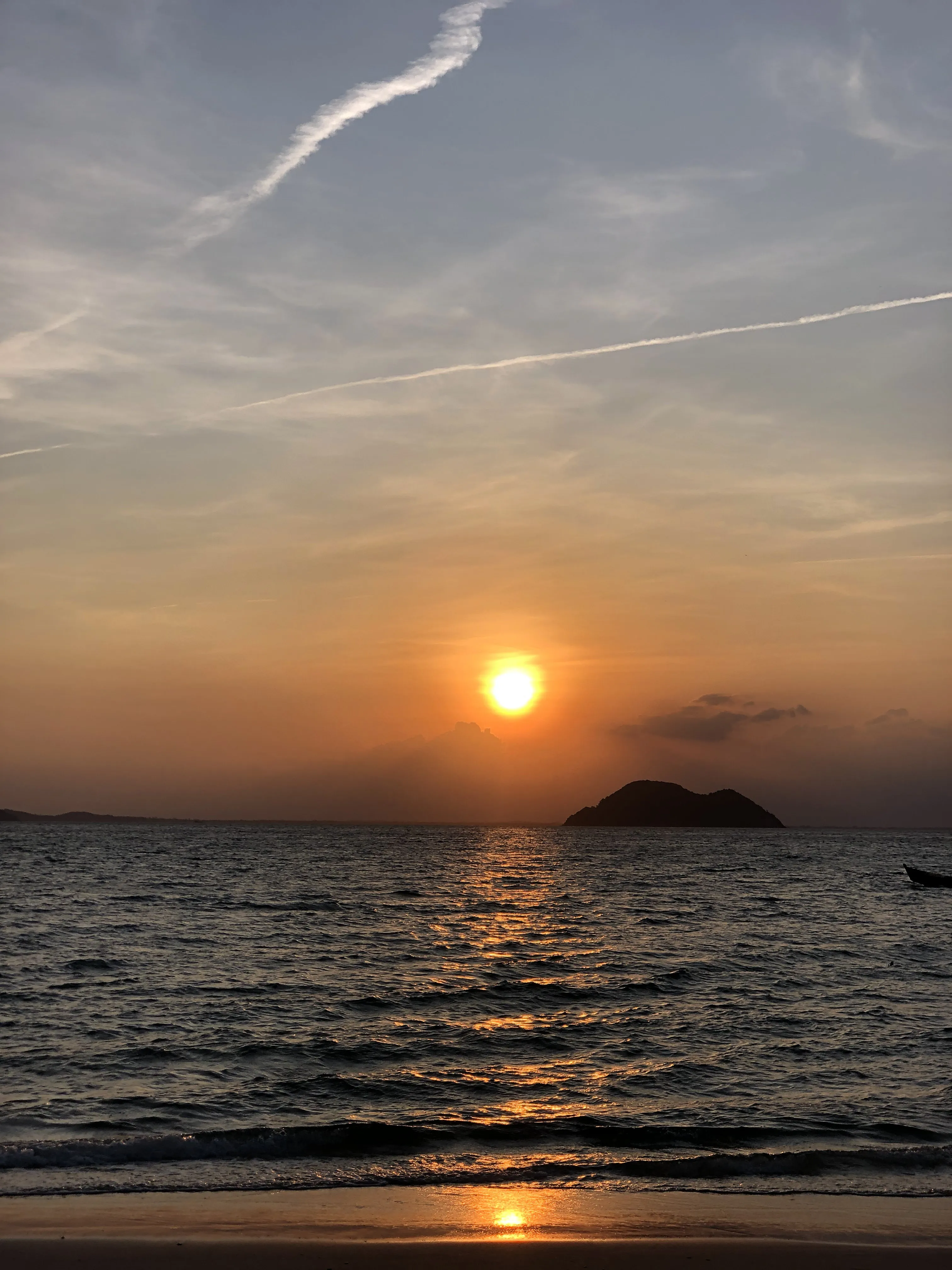 Atardecer sobre el océano con un camino de sol en el agua
