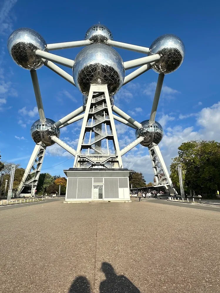 El Atomium visto desde abajo en Bruselas