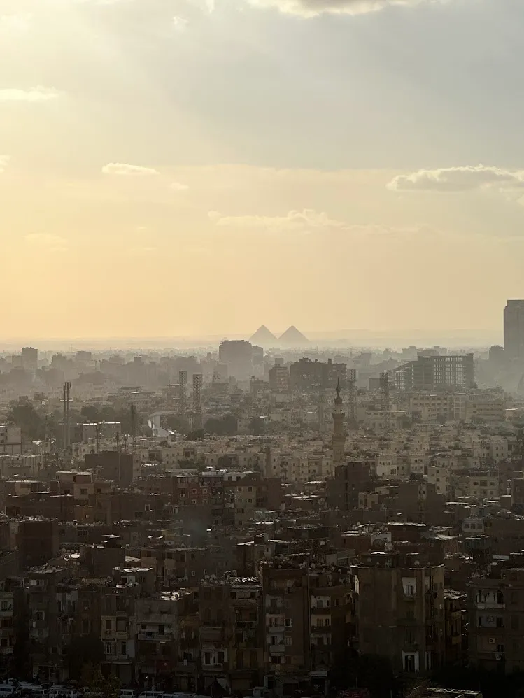 El horizonte de El Cairo con las pirámides entre la bruma del atardecer