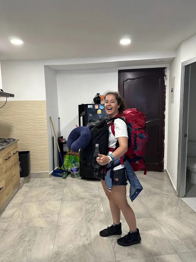Una viajera lista para salir con dos mochilas grandes en Cartagena