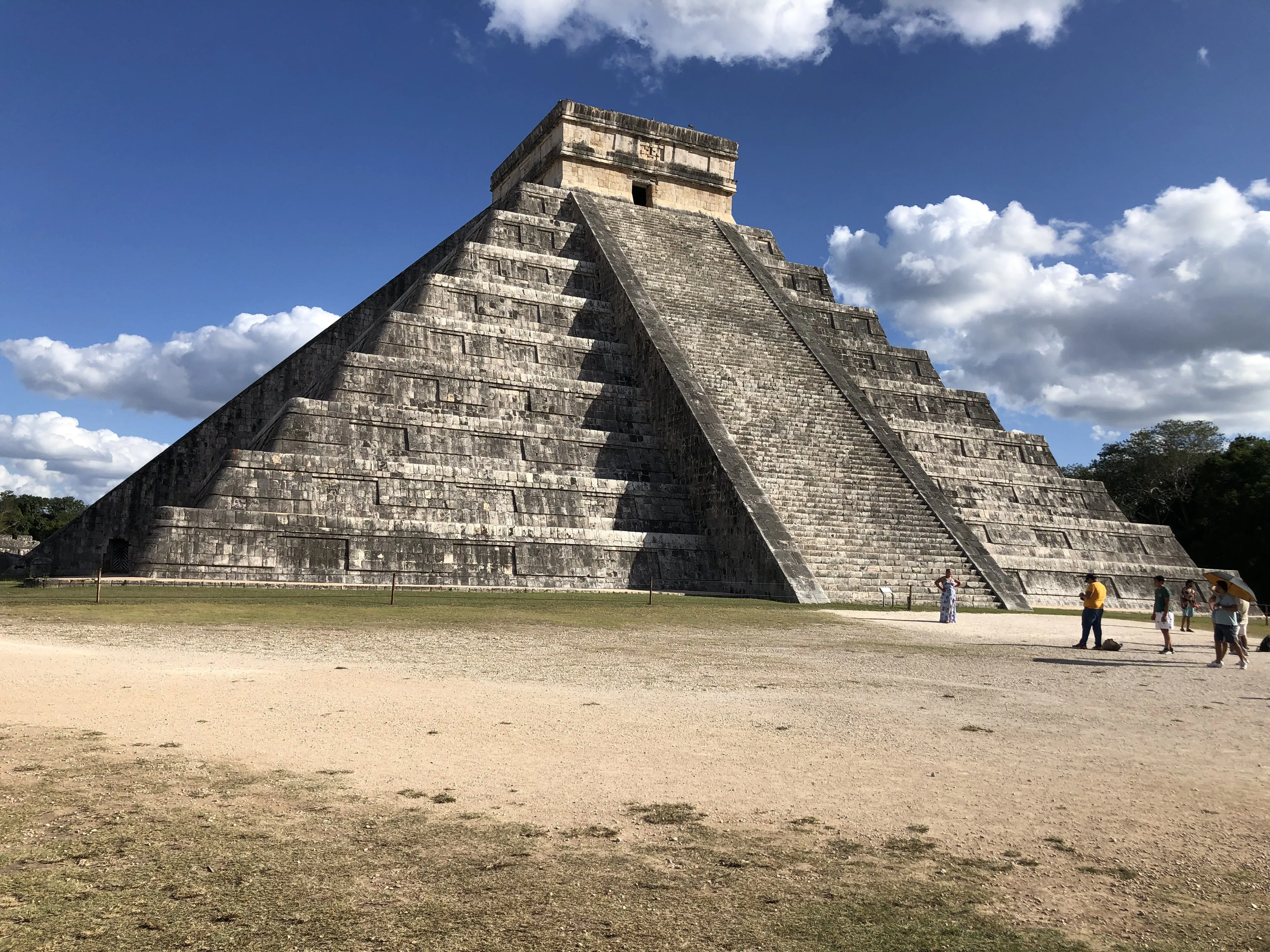 La pirámide de El Castillo en Chichén Itzá bajo un cielo azul intenso