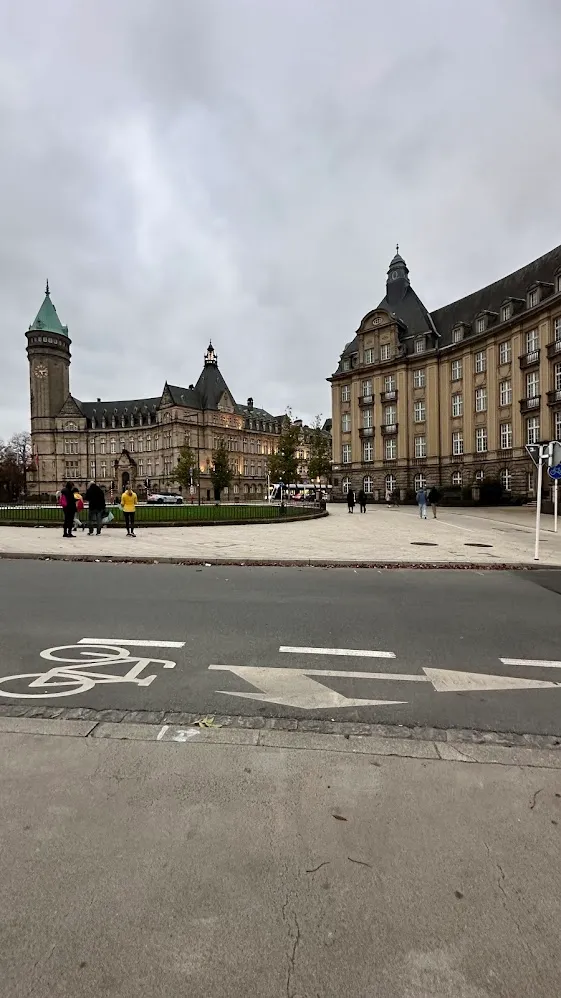 Edificios históricos alrededor de una plaza en la ciudad de Luxemburgo