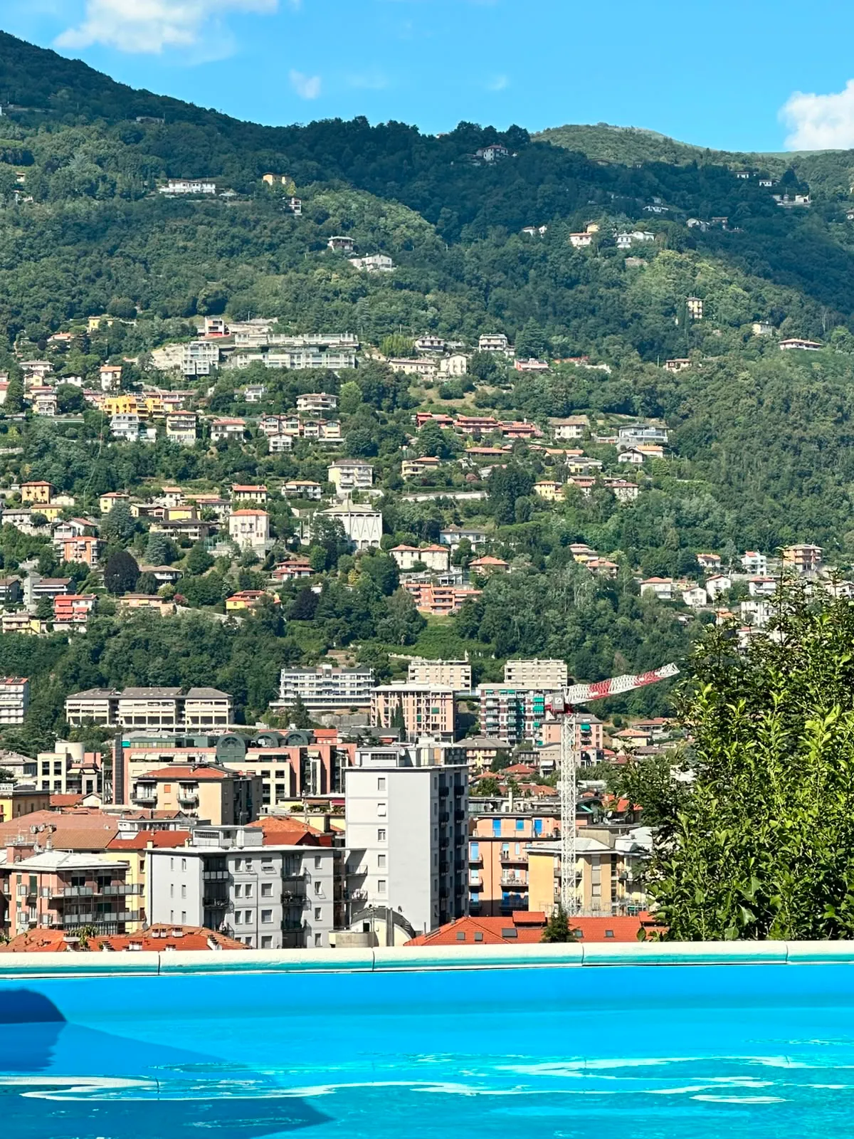 Barrios sobre las colinas junto al lago de Como en un día soleado