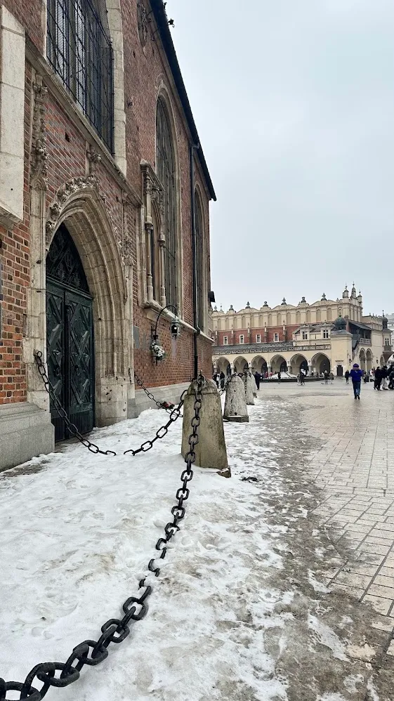 La Plaza del Mercado de Cracovia con la Lonja de los Paños bajo un cielo invernal gris