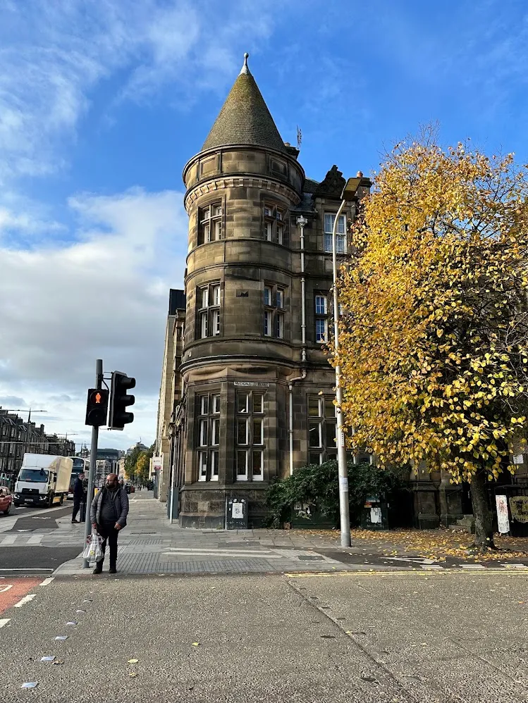 Una torreta de esquina en piedra arenisca en Macdonald Road bajo árboles de otoño
