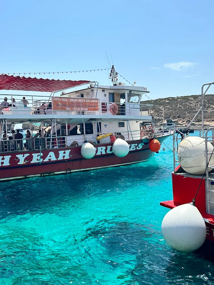 Barcos turísticos sobre agua turquesa cerca de Għajnsielem