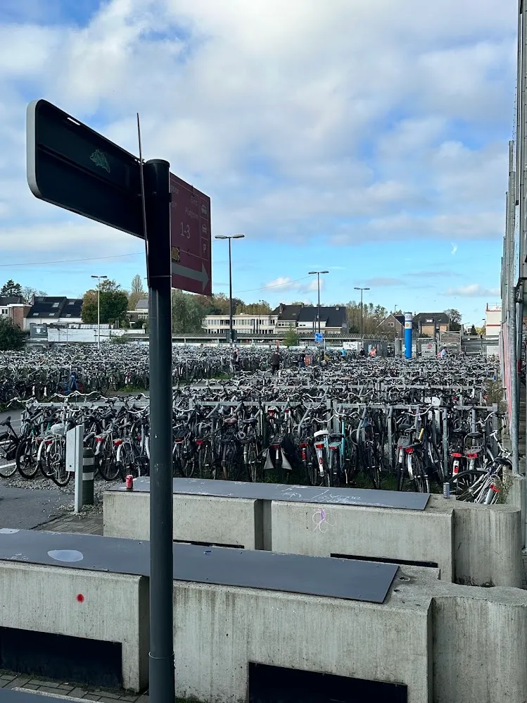 Un gran estacionamiento de bicicletas en Gante
