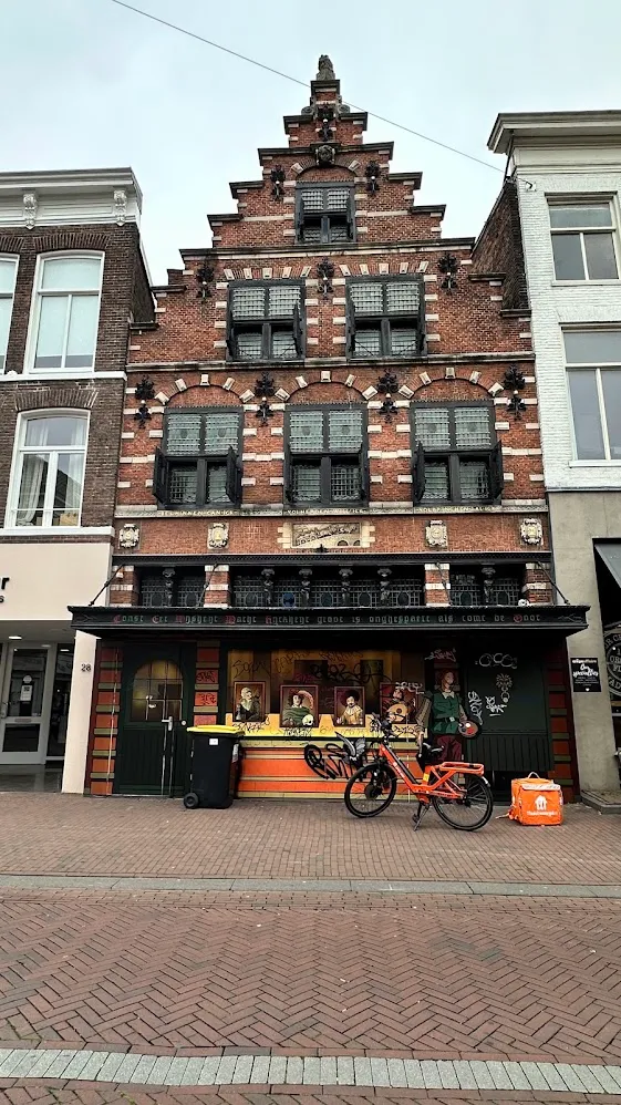 Un edificio de ladrillo con fachada escalonada en Haarlem