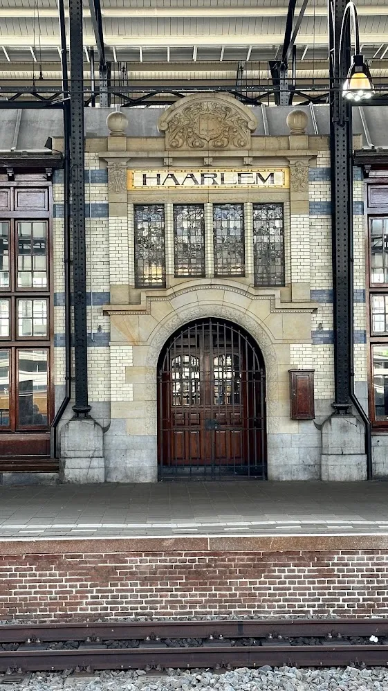 El cartel HAARLEM sobre un arco en el andén de la estación