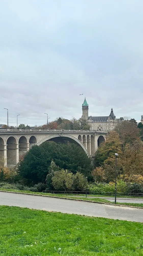 El puente Adolphe y la torre de Spuerkeess bajo un cielo nublado