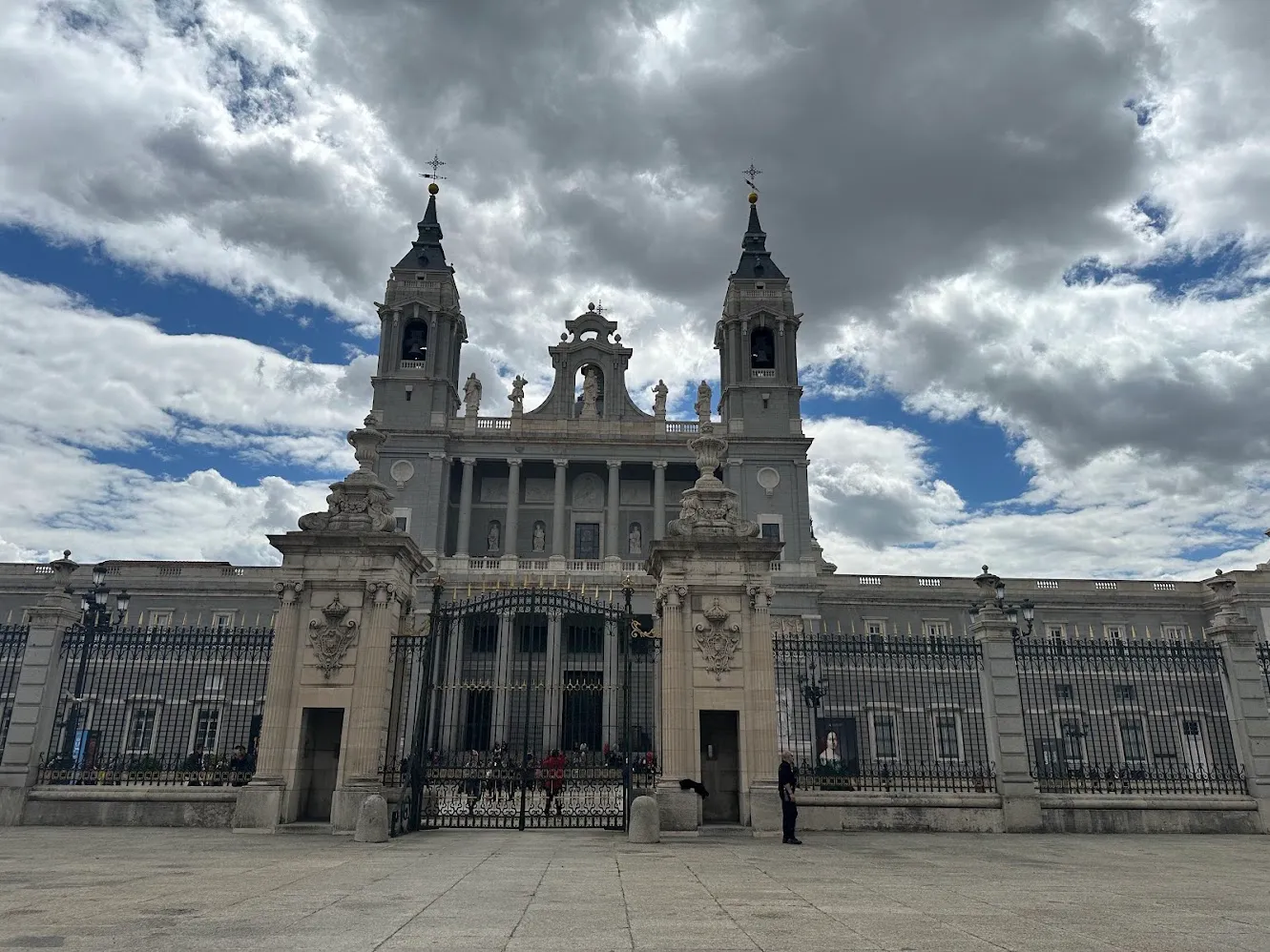Las torres gemelas de la Catedral de la Almudena detrás de una reja en Madrid
