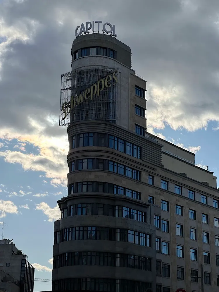 El Edificio Carrión en Gran Vía con los neones de Capitol y Schweppes