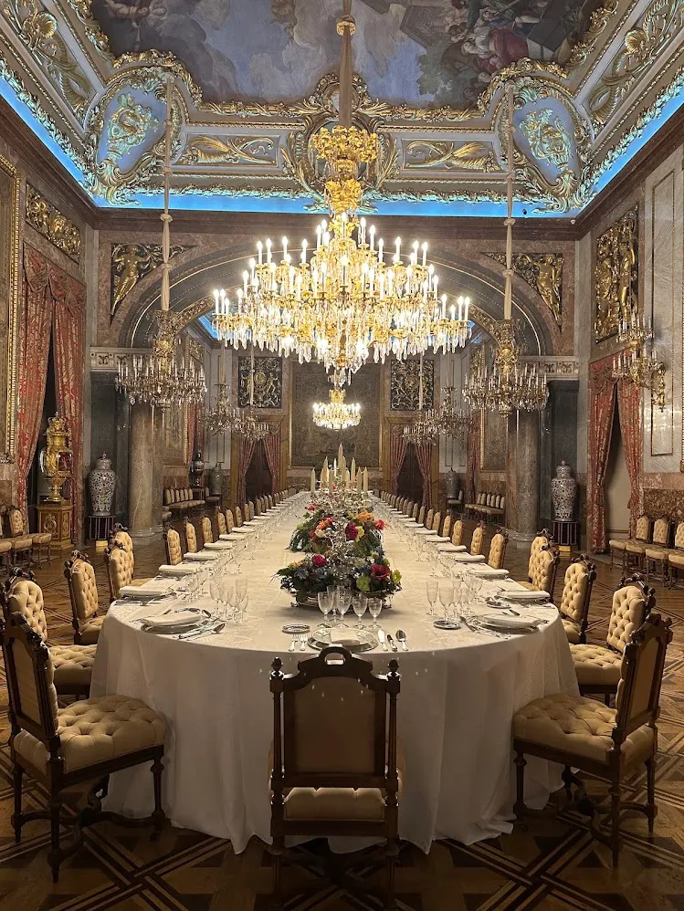 El comedor de gala del Palacio Real de Madrid con candelabros y una larga mesa puesta