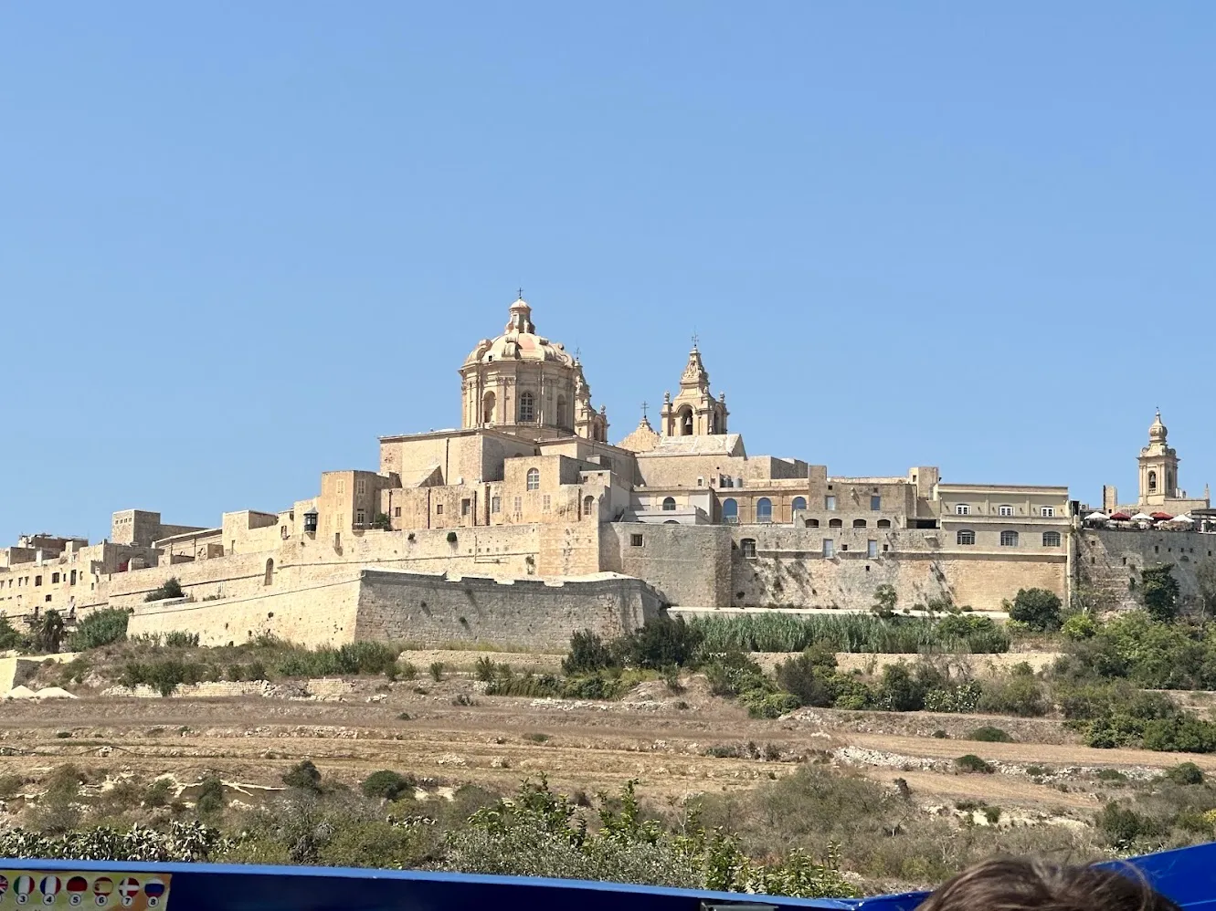 La ciudad fortificada de piedra de Mdina bajo un cielo azul