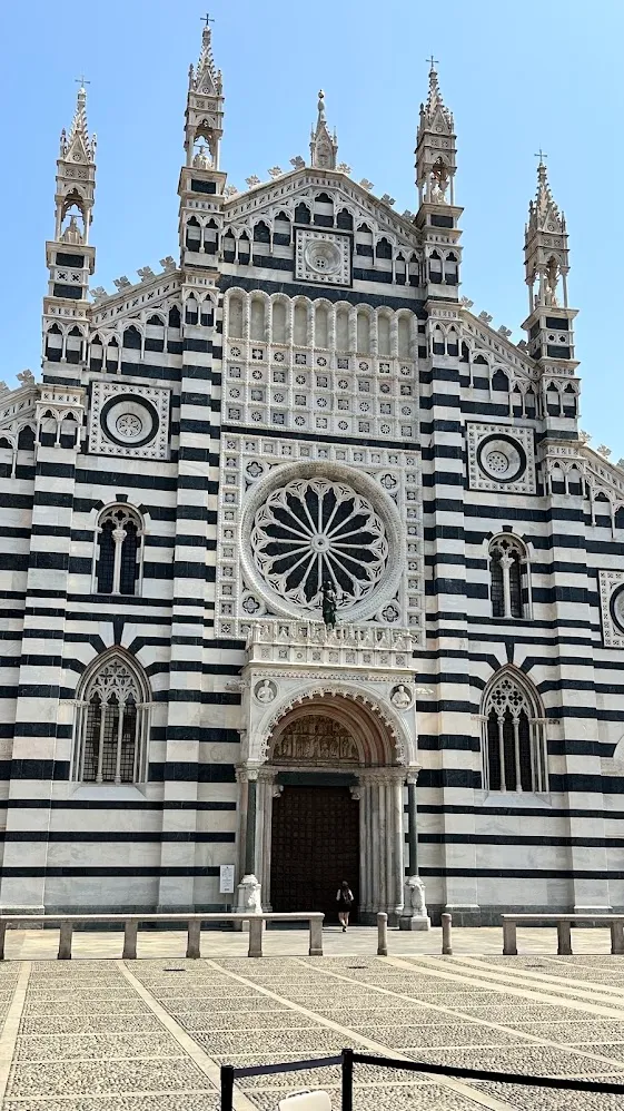 La fachada de mármol listado y el rosetón del Duomo de Monza