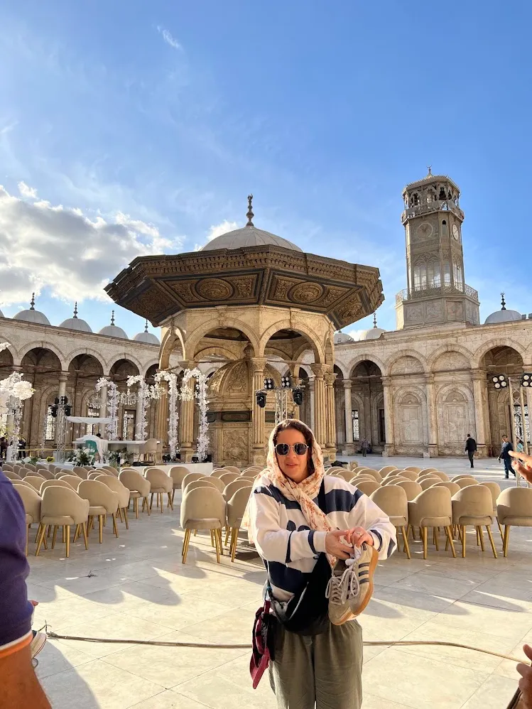 Una viajera en el patio de una mezquita histórica de El Cairo