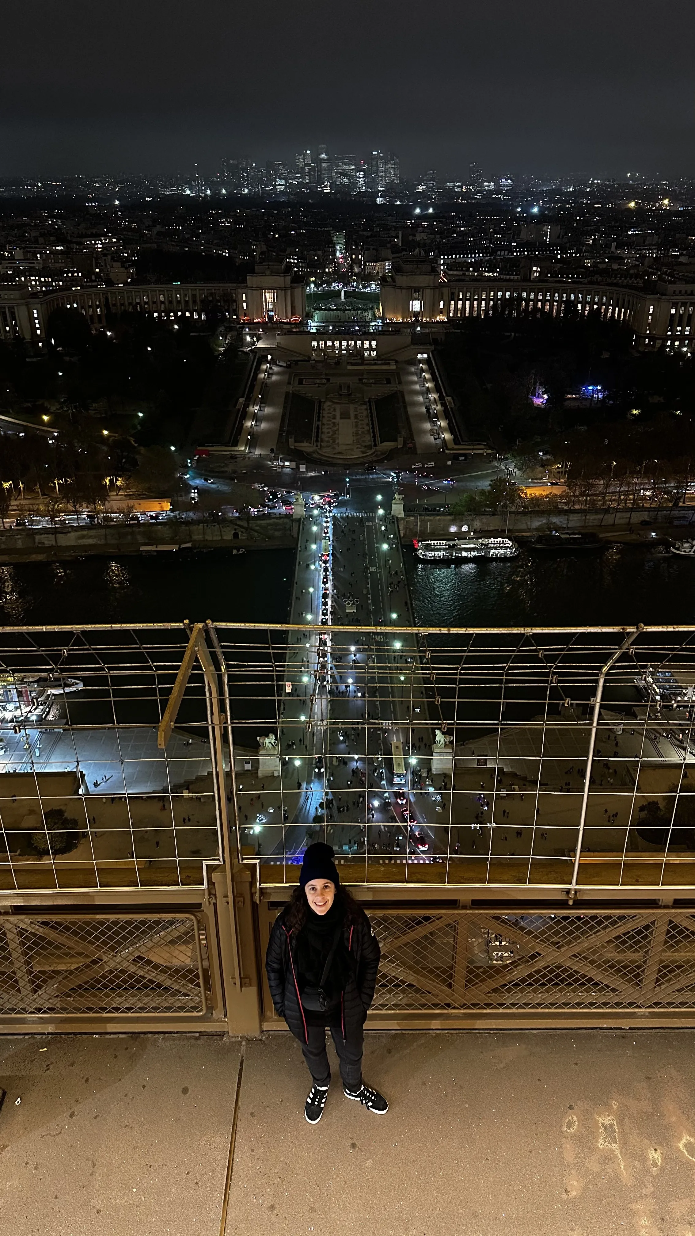 El horizonte iluminado de París visto desde la Torre Eiffel de noche