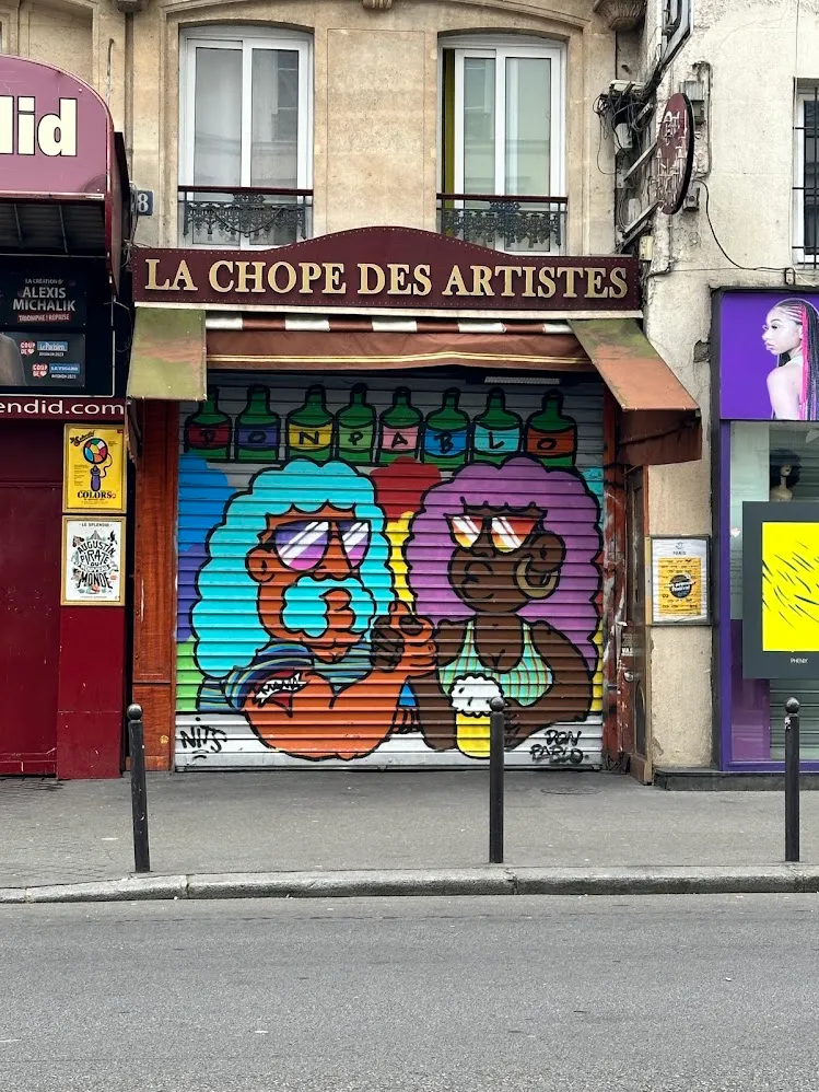 Mural de graffiti en la persiana de La Chope des Artistes en París