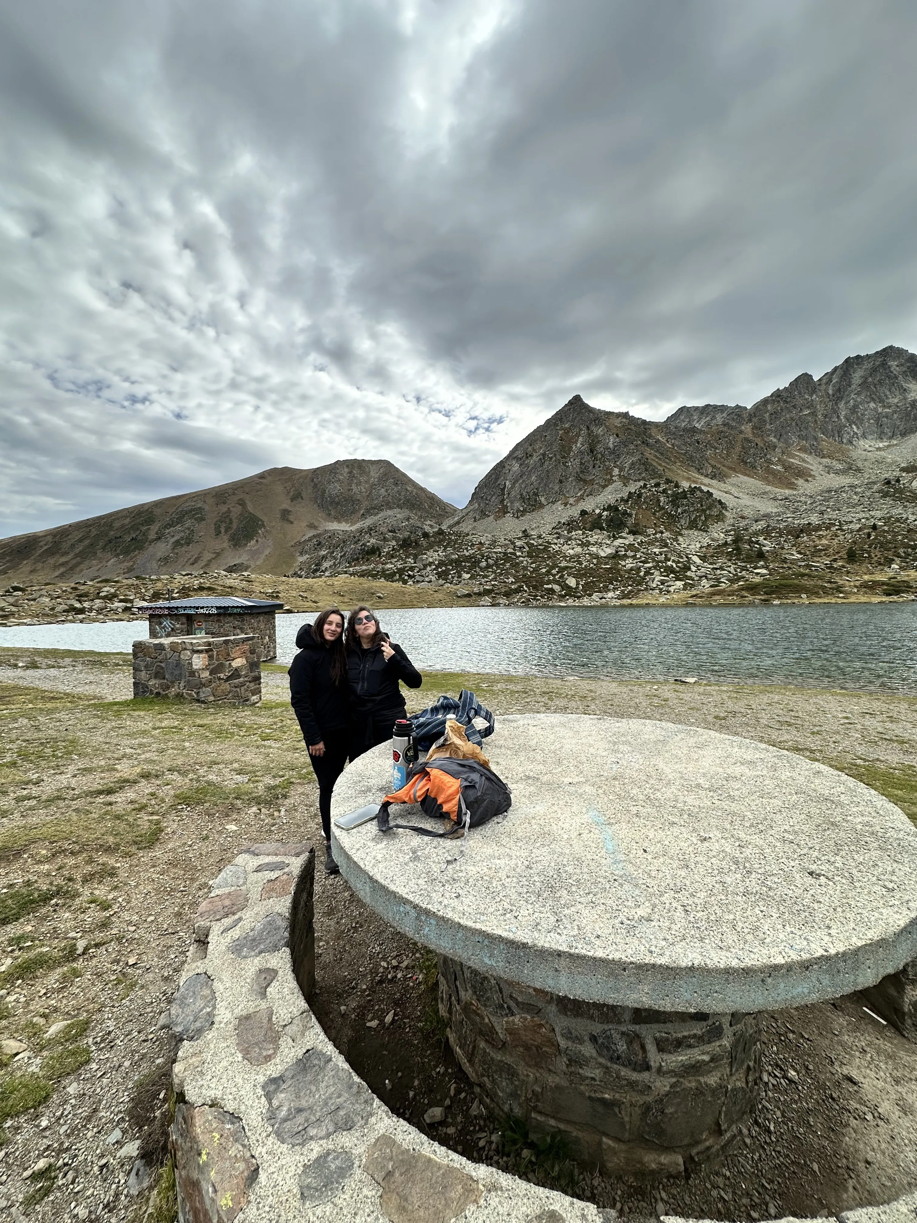 Un lago de montaña rodeado de cumbres rocosas cerca de Pas de la Casa