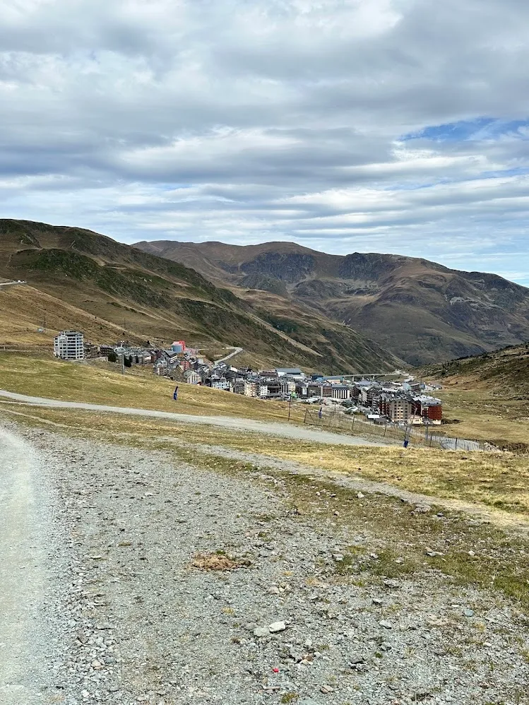 Pas de la Casa en un valle de los Pirineos bajo un cielo nublado