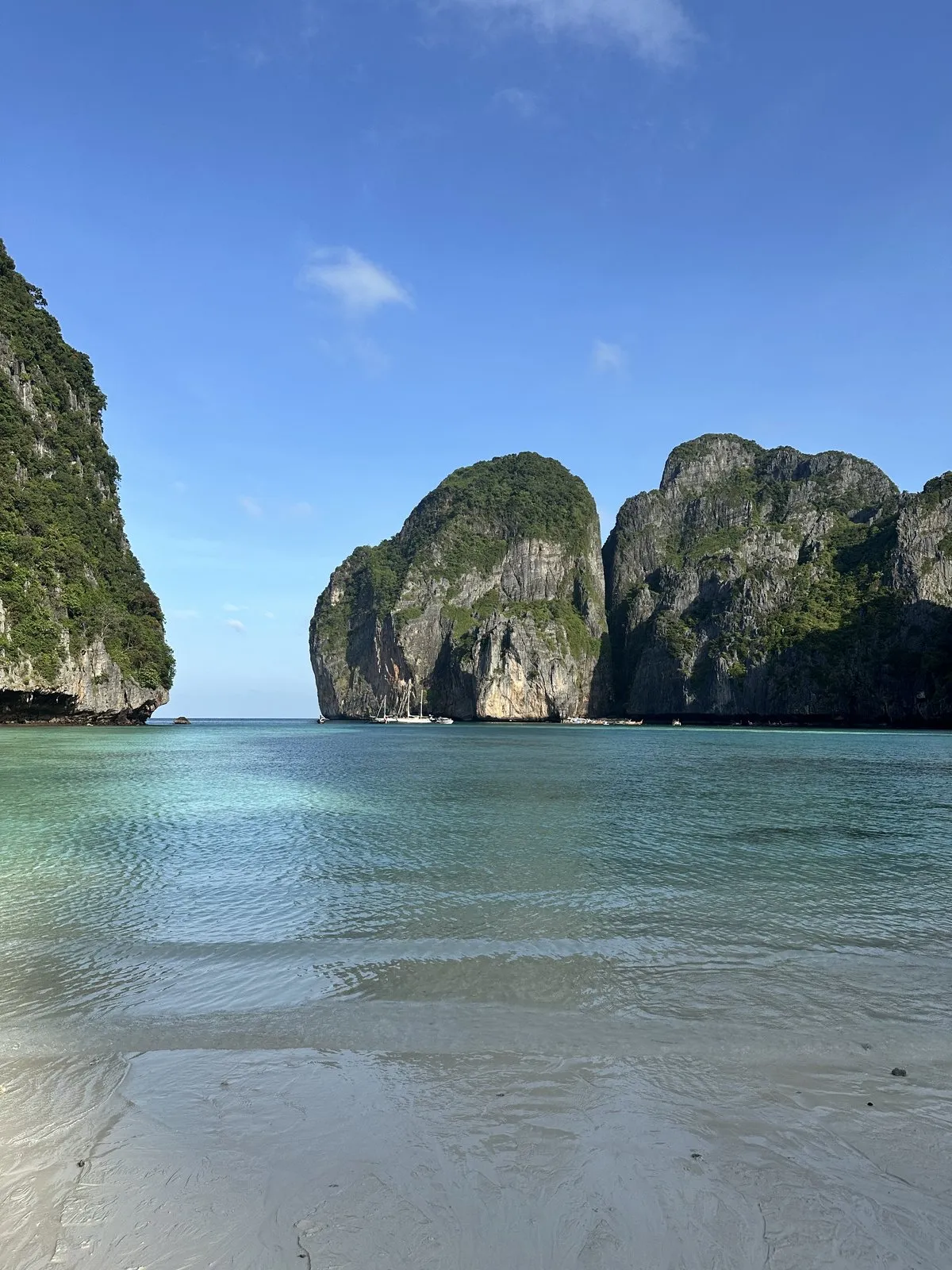 Agua turquesa y acantilados de piedra caliza en las islas Phi Phi