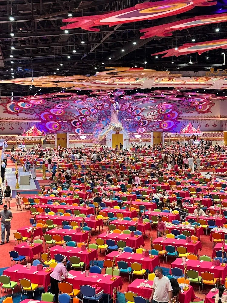 Un salón colorido bajo una gran decoración de pavo real en Phuket