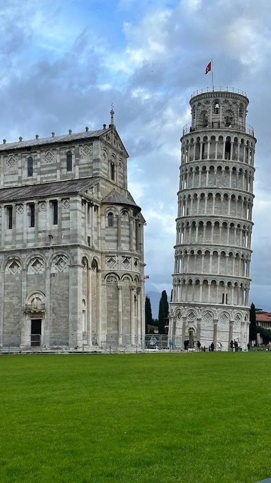 La Torre Inclinada y la catedral sobre el césped de la Piazza dei Miracoli en Pisa