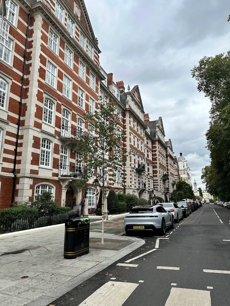 El andén 9¾ en King's Cross con un carrito de equipaje atravesando la pared