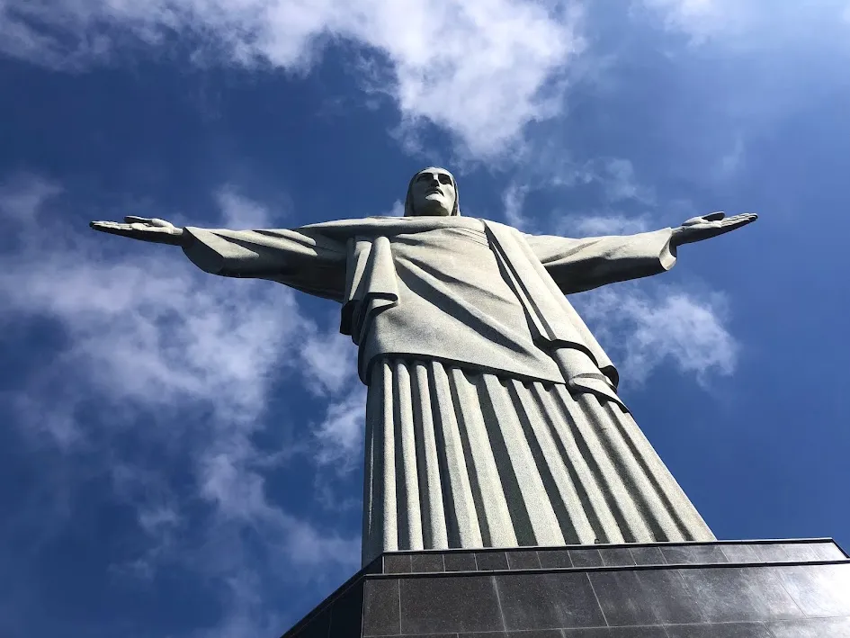 El Cristo Redentor visto desde abajo contra un cielo azul