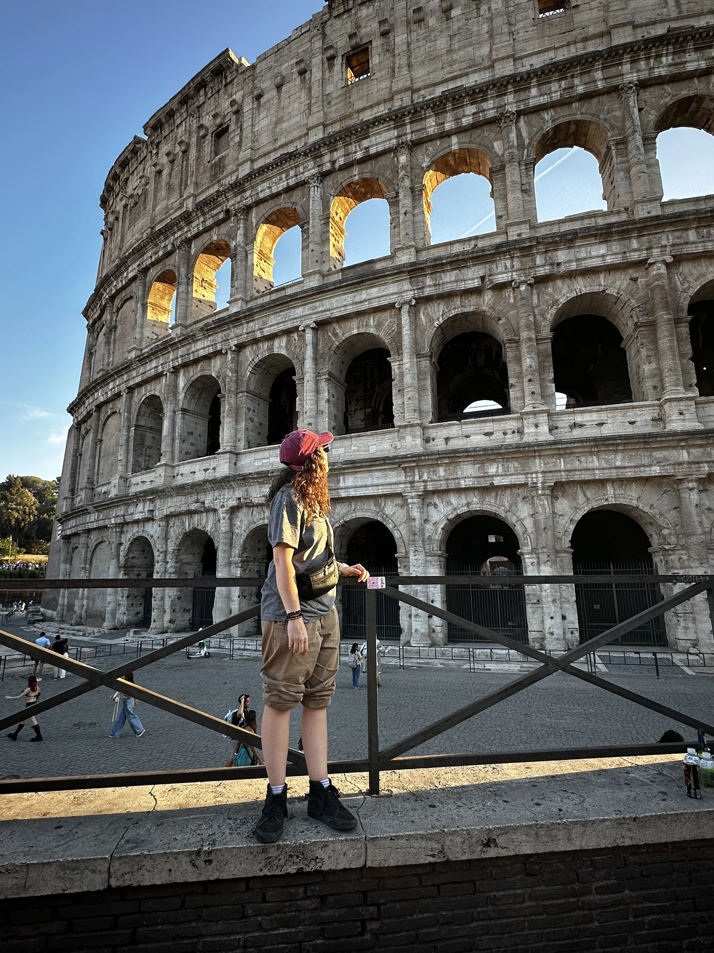 Una viajera mirando hacia el Coliseo de Roma