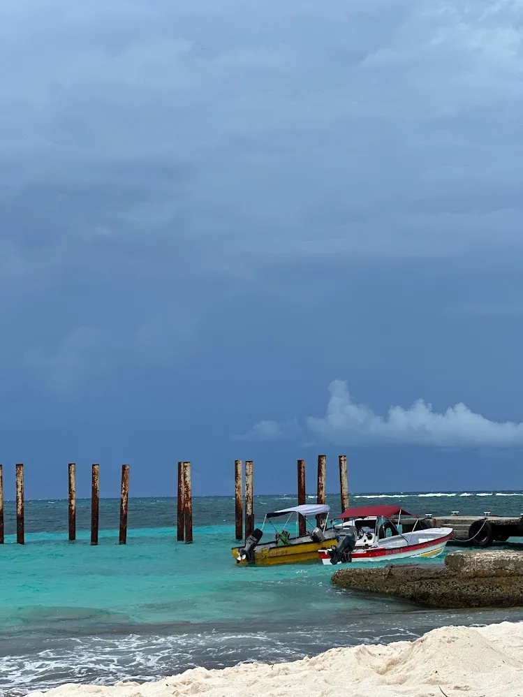 Botes flotando sobre el agua turquesa de San Andrés
