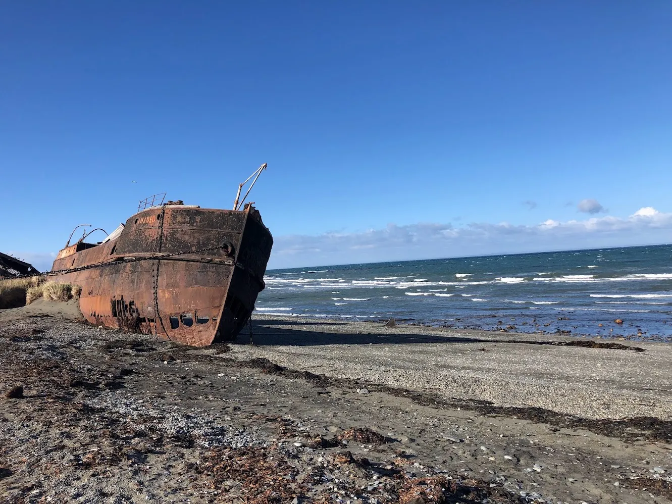 Un barco oxidado varado en la costa del sur de Chile