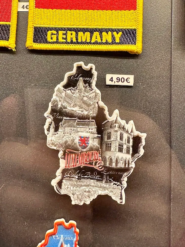 Un imán de recuerdo con la forma de Luxemburgo en una tienda