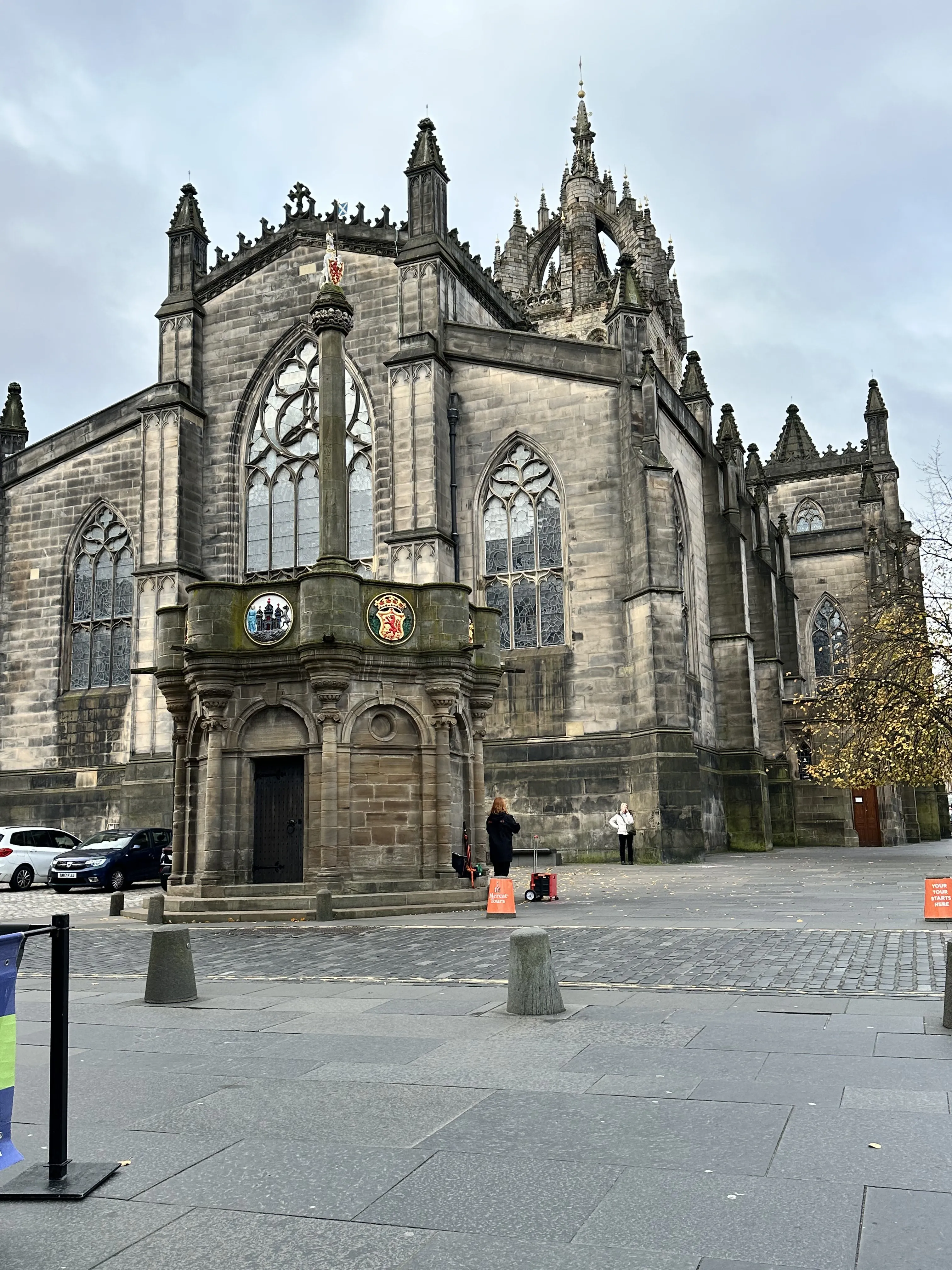 La catedral de San Gil y la Cruz del Mercado en la Royal Mile