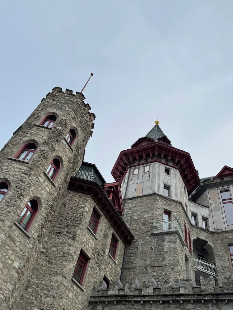 Torres de piedra y arquitectura ornamentada en St. Moritz