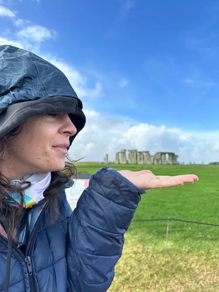 Una foto en perspectiva que hace que Stonehenge parezca diminuto en una mano extendida