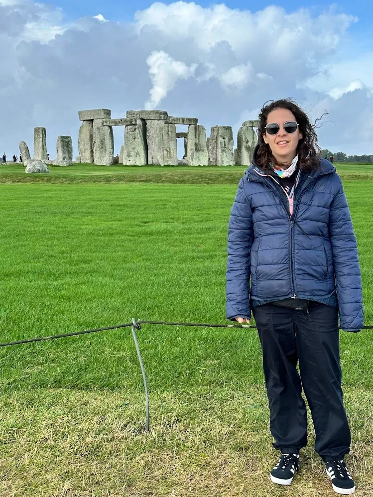 Stonehenge sobre una ladera verde bajo un cielo nublado