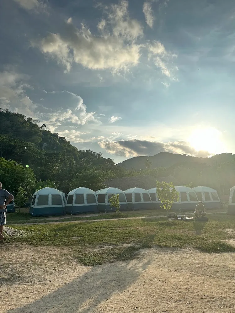 Un campamento rodeado de colinas verdes en Tayrona