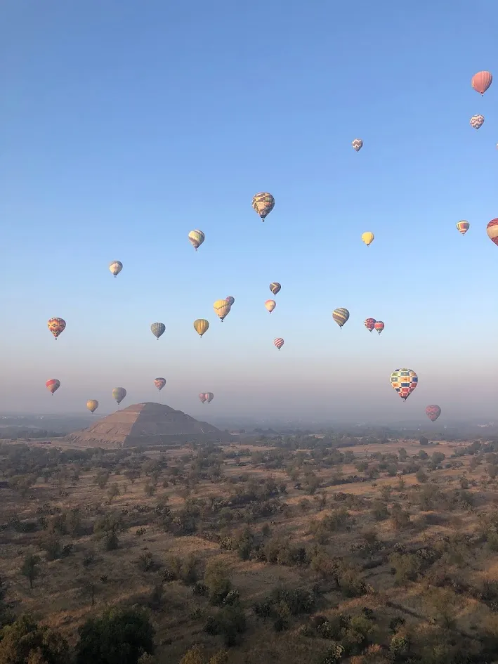 Globos aerostáticos volando sobre las pirámides de Teotihuacán al amanecer