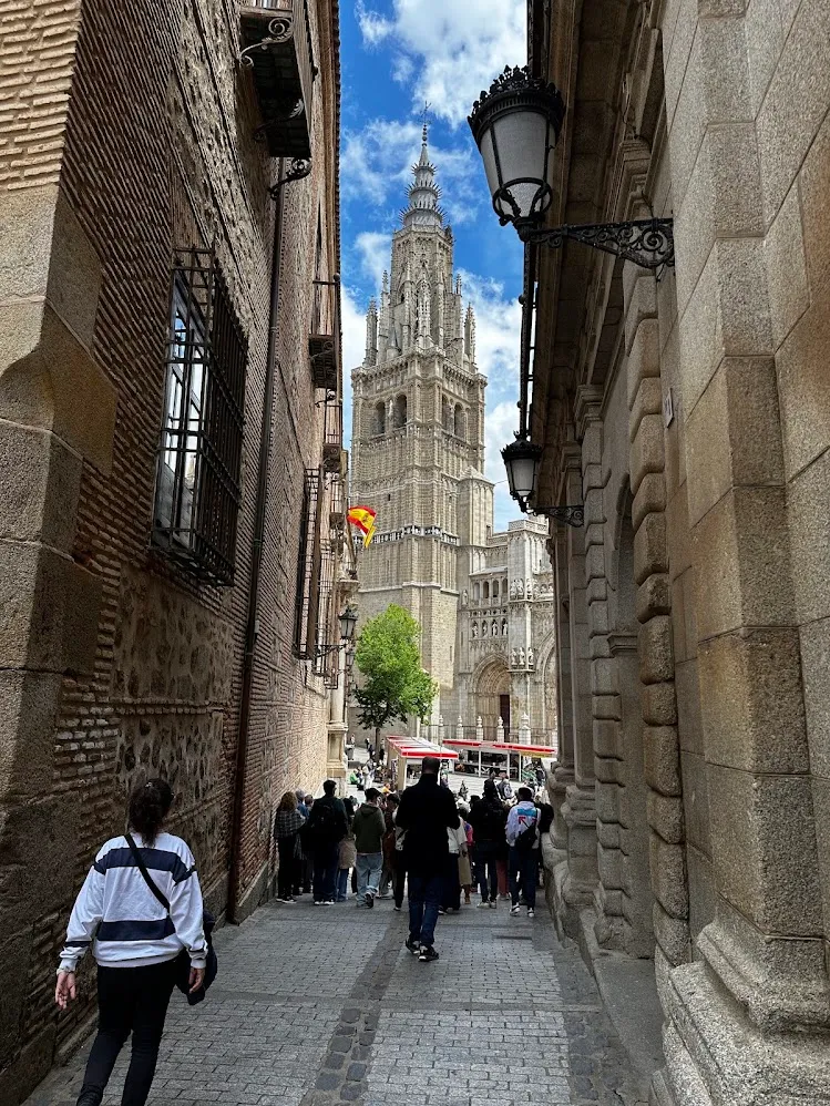 La Catedral de Toledo enmarcada por una estrecha calle de piedra