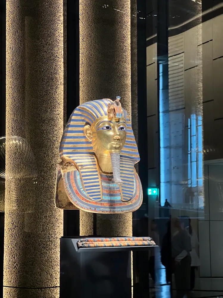El sarcófago dorado de Tutankamón en una exhibición de museo