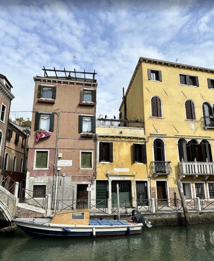 Un canal de Venecia bordeado de edificios coloridos