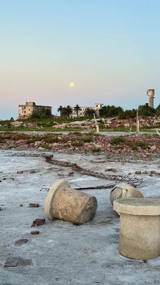 Las ruinas cubiertas de sal de Villa Epecuén bajo la luna llena