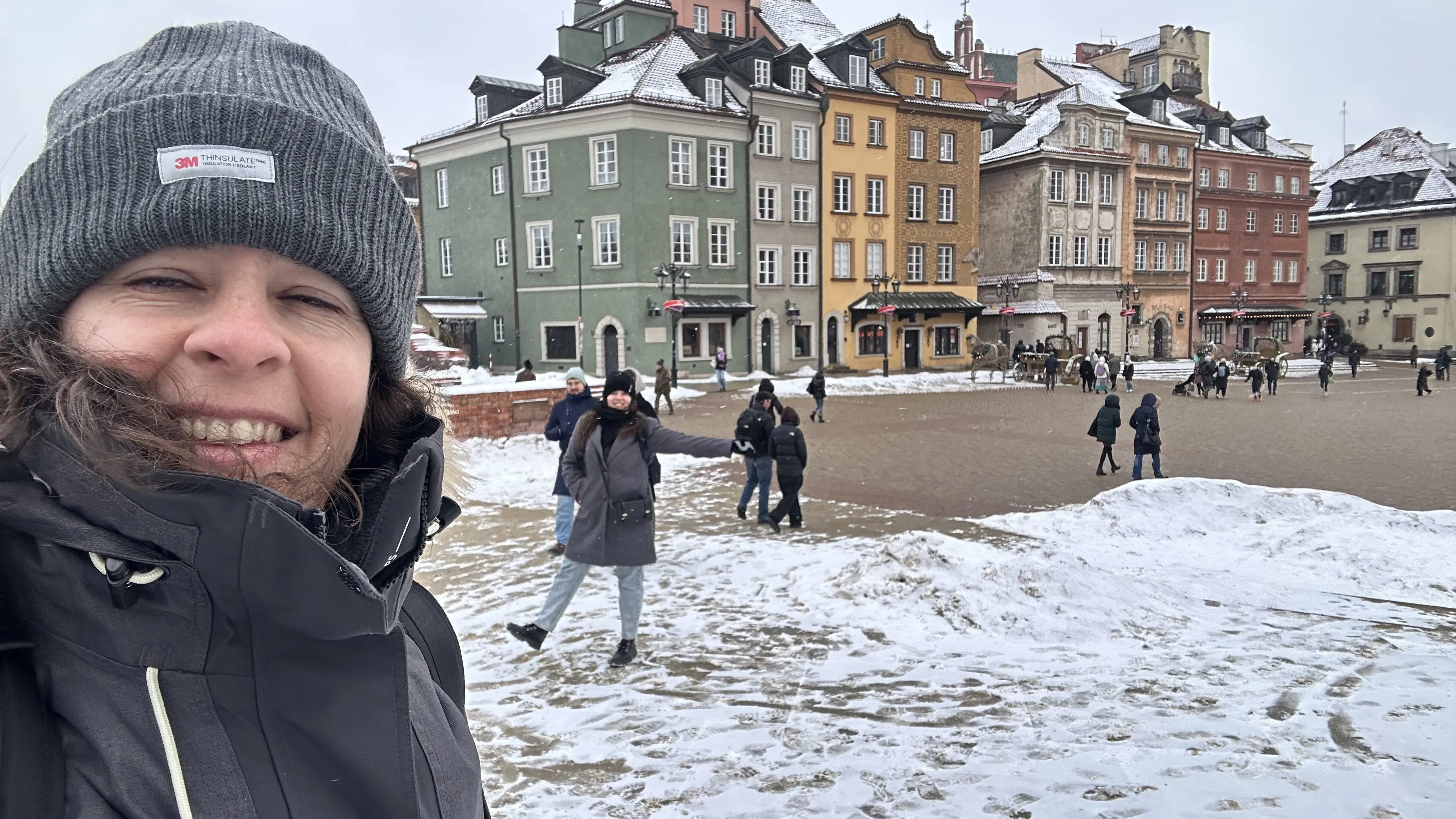 La Plaza del Mercado de la Ciudad Vieja de Varsovia cubierta de nieve